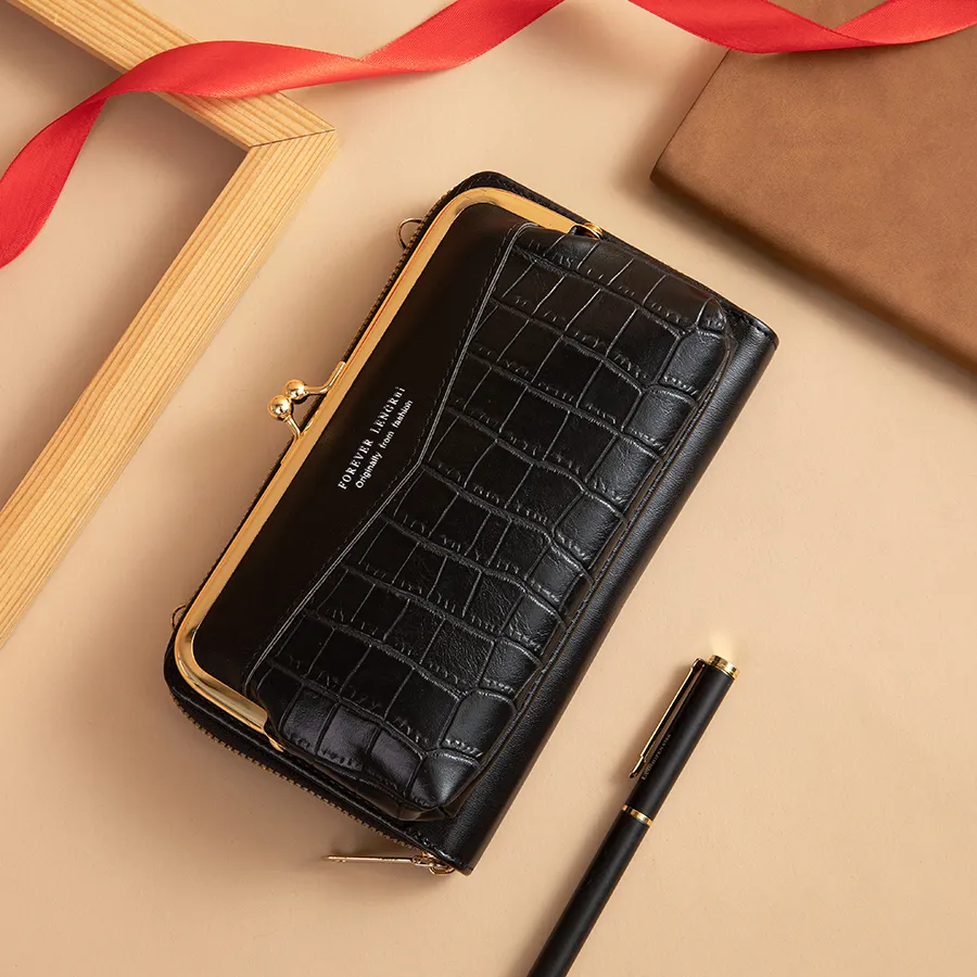 Elegant and Fashionable Checkered Design Zip Wallet for Women