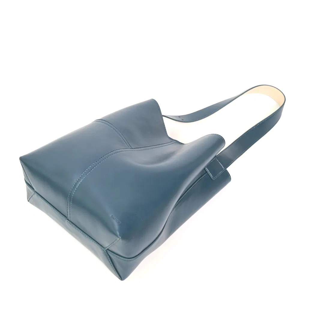 Chic Black Handbag with Ergonomic Design for Women&prime;s Everyday Comfort