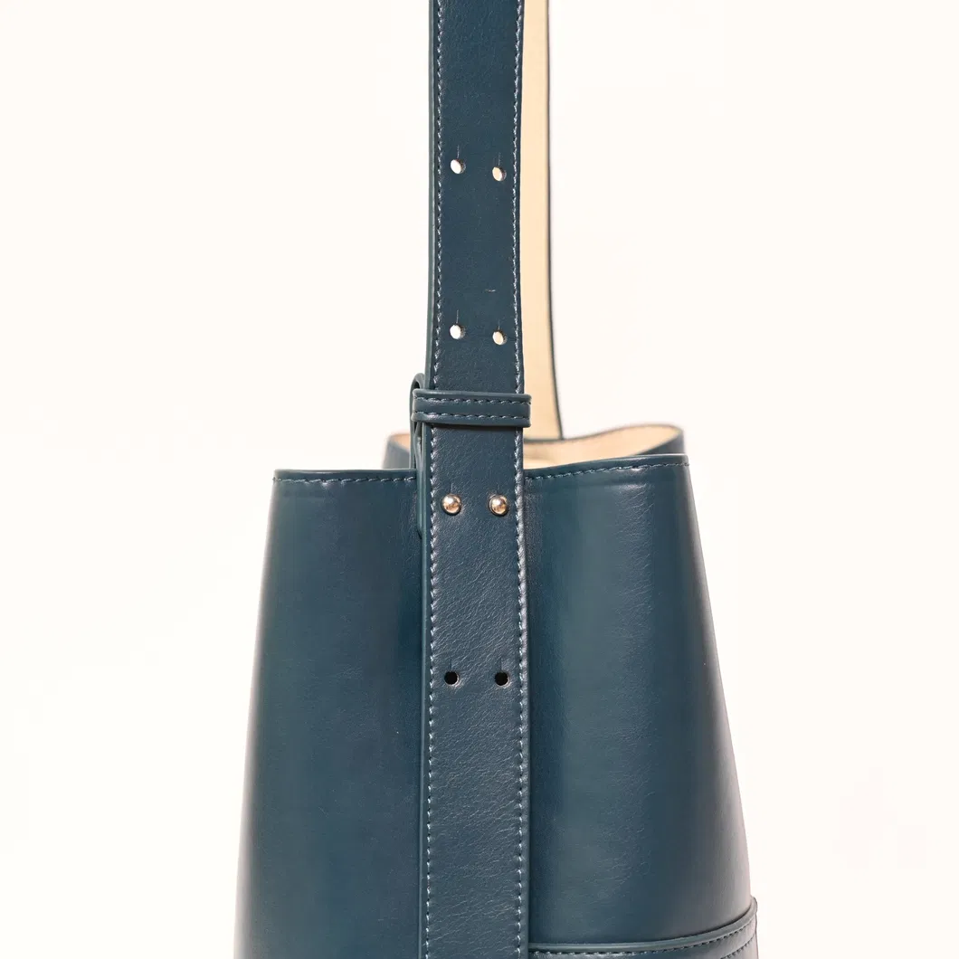 Chic Black Handbag for Women - Timeless Minimalist Elegance