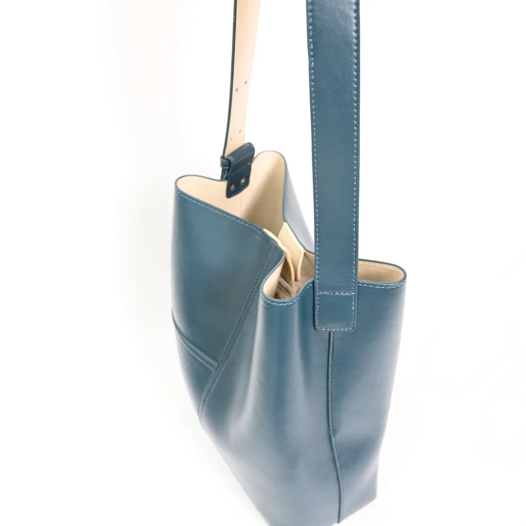 Elegant Black Handbag with Ergonomic Design for Everyday Comfort and Style