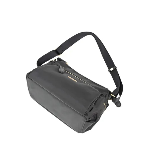 Chic Urban Shoulder Bag for Trendy Commuters and Travelers