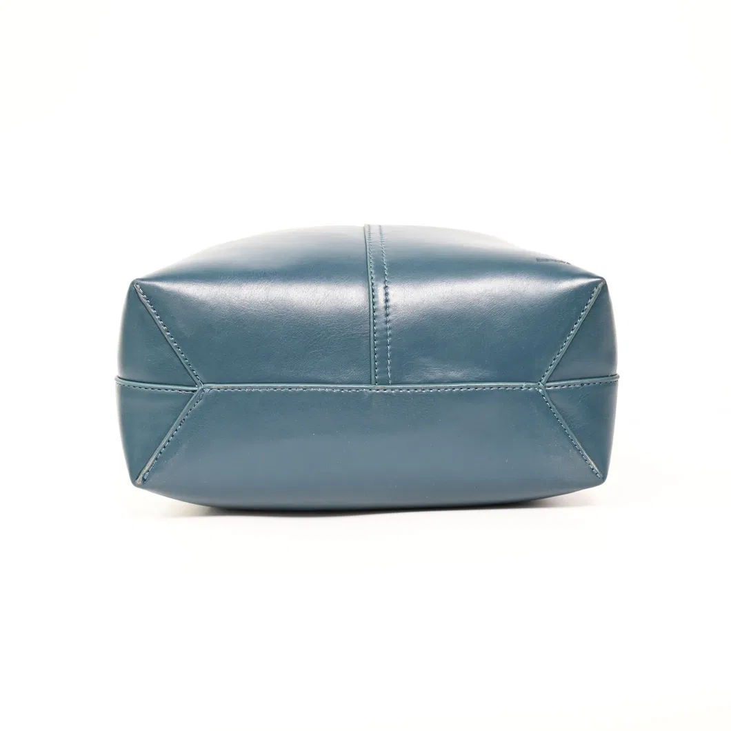 Chic Black Handbag with Ergonomic Design for Women&prime;s Everyday Comfort