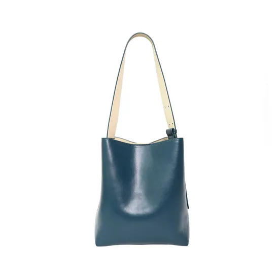 Chic Black Handbag for Women - Stylish Minimalist Design